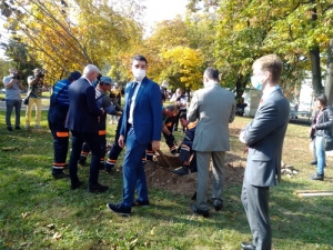 Градоначелник и гости саде дрвеће да подсећа на солидарност ЕУ према Ваљеву