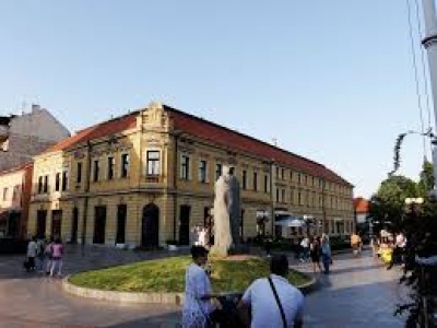 Град успоставља ред испред банака и трговина